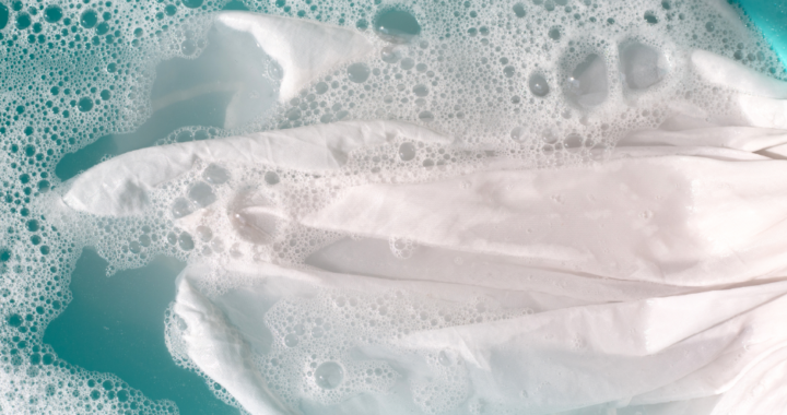 Alvejante ou água sanitária: qual usar peças brancas? | Roupa branca lavando | Girando Sol