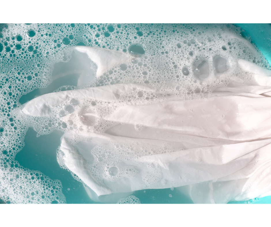 Alvejante ou água sanitária: qual usar peças brancas? | Roupa branca lavando | Girando Sol