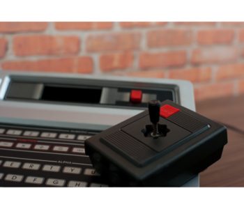Qual a diferença entre controles remotos e joysticks? | Foto de um joystick antigo | Tecnomira