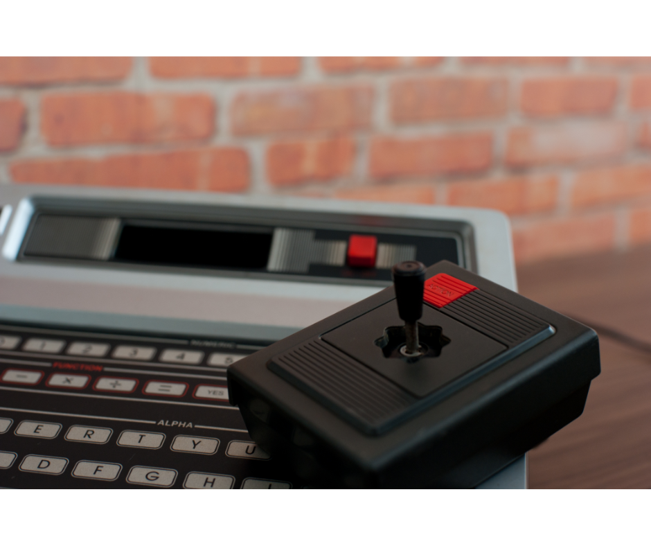 Qual a diferença entre controles remotos e joysticks? | Foto de um joystick antigo | Tecnomira