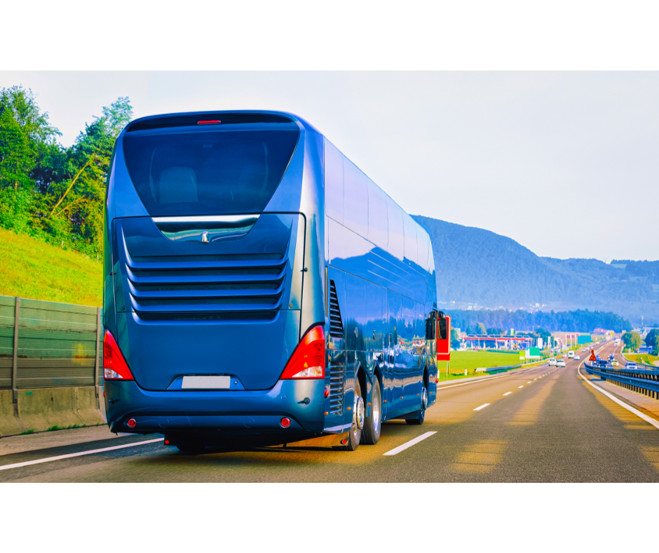 A importância da segurança em viagens de ônibus | Foto de um ônibus de viagem na estrada